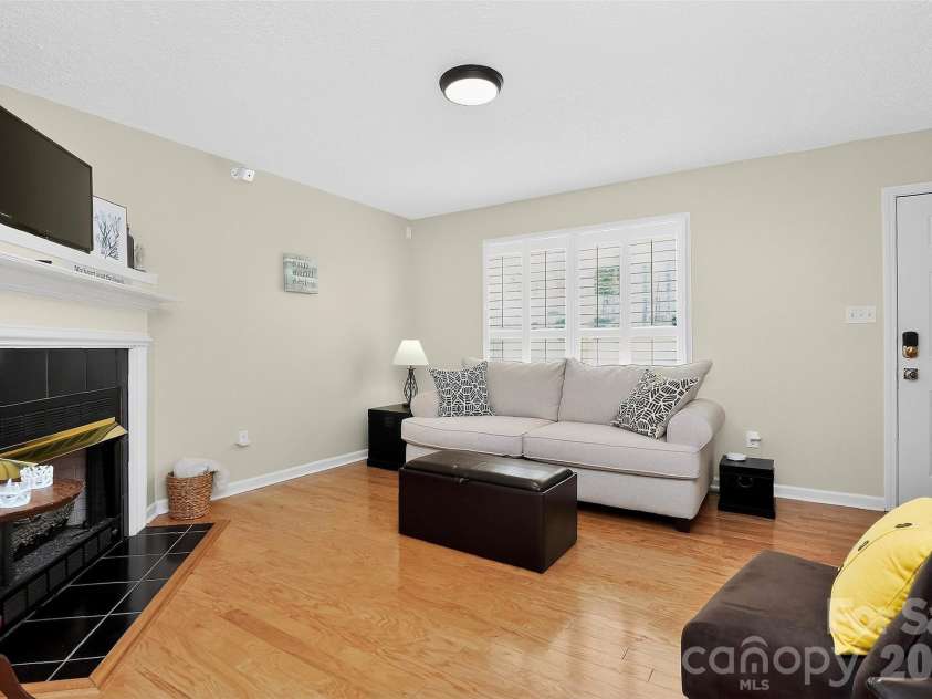 612 Flowe Drive, Charlotte, NC 28213.  MLS# CAR4362825, YatesRealty ID 7975. 