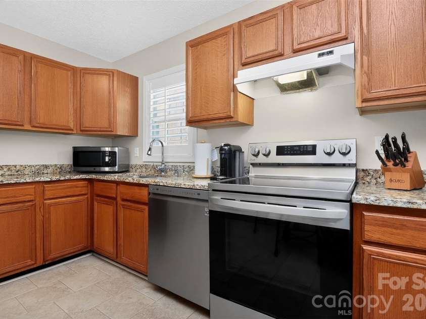 612 Flowe Drive, Charlotte, NC 28213.  MLS# CAR4362825, YatesRealty ID 7975. 