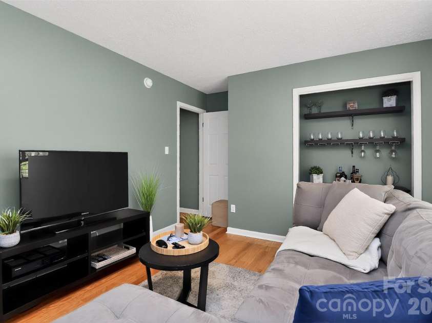 612 Flowe Drive, Charlotte, NC 28213.  MLS# CAR4362825, YatesRealty ID 7975. 