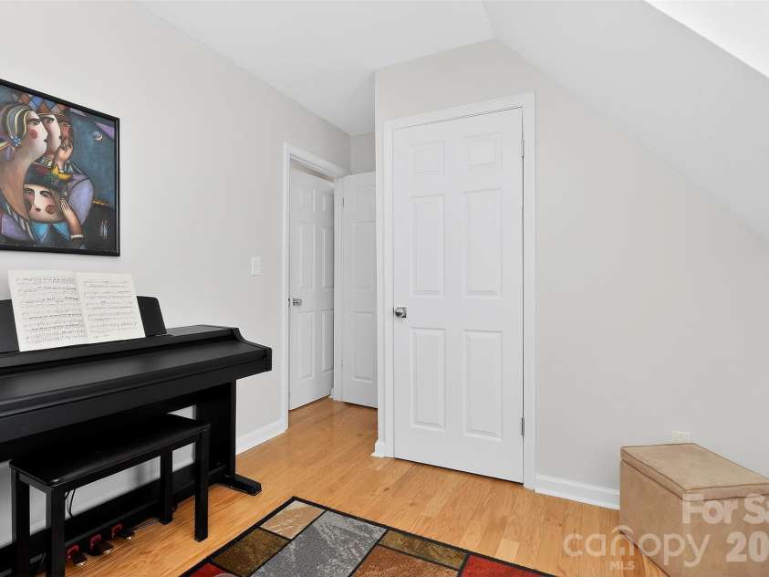 612 Flowe Drive, Charlotte, NC 28213.  MLS# CAR4362825, YatesRealty ID 7975. 