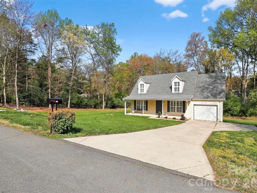 612 Flowe Drive, Charlotte, NC 28213.  MLS# CAR4362825, YatesRealty ID 7975. 