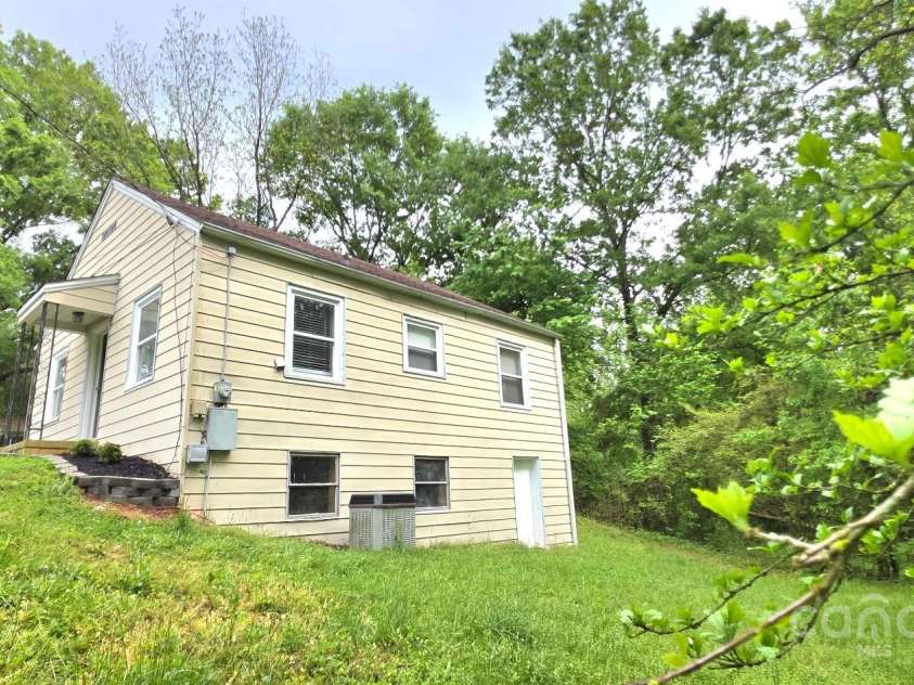 440 27th Street Place, Hickory, NC 28602.  MLS# CAR4251100, YatesRealty ID 7976. 