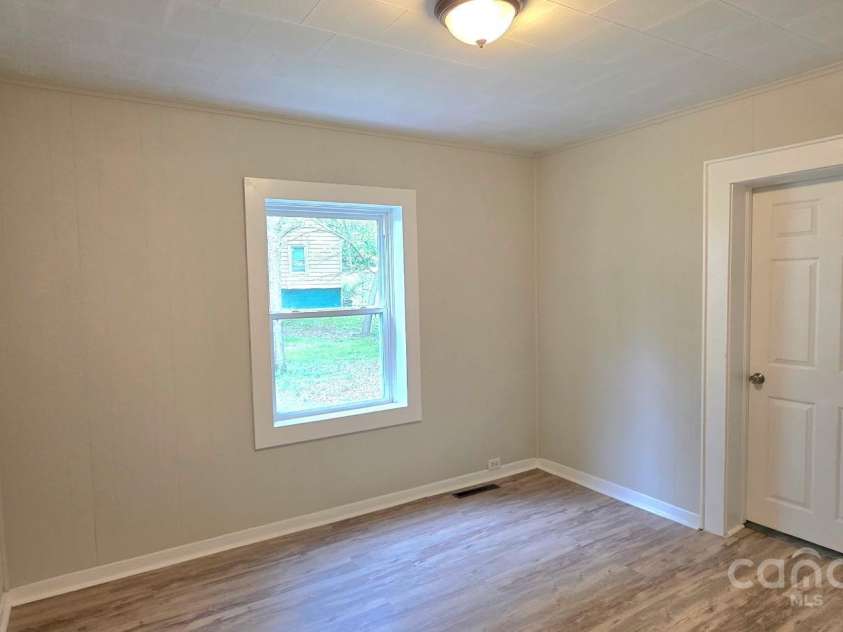 440 27th Street Place, Hickory, NC 28602.  MLS# CAR4251100, YatesRealty ID 7976. 