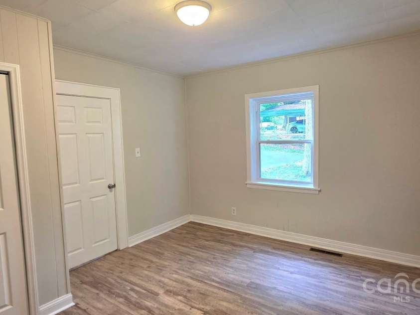 440 27th Street Place, Hickory, NC 28602.  MLS# CAR4251100, YatesRealty ID 7976. 