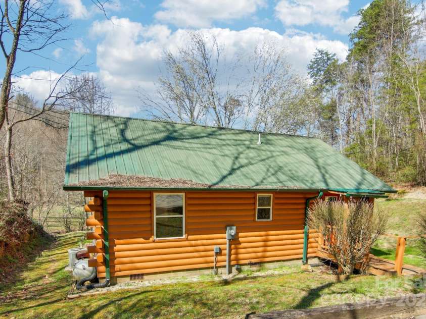 33 Shepherds Creek Road, Bryson City, NC 28713.  MLS# CAR4251210, YatesRealty ID 7977. 