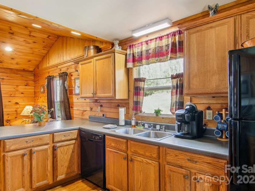 33 Shepherds Creek Road, Bryson City, NC 28713.  MLS# CAR4251210, YatesRealty ID 7977. 