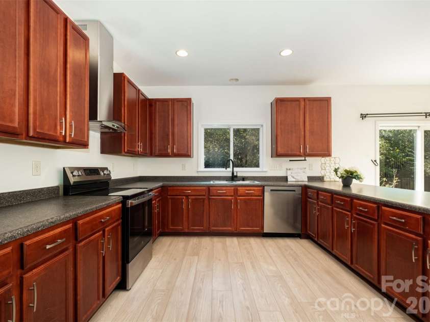 9213 Seamill Road, Charlotte, NC 28278.  MLS# CAR4304256, YatesRealty ID 7983. 