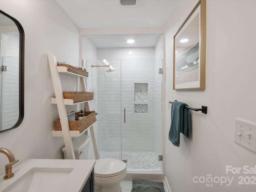 78 Sleepy Hollow Drive, Asheville, NC 28805.  MLS# CAR4155271, YatesRealty ID 7988. Primary Bathroom
