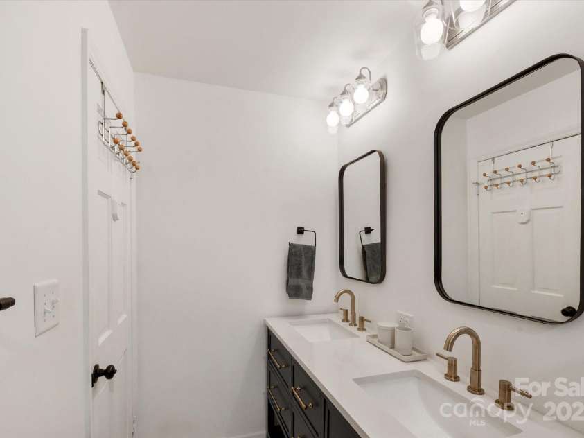 78 Sleepy Hollow Drive, Asheville, NC 28805.  MLS# CAR4155271, YatesRealty ID 7988. Primary Bathroom