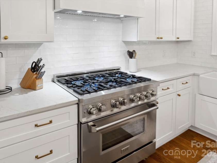 78 Sleepy Hollow Drive, Asheville, NC 28805.  MLS# CAR4155271, YatesRealty ID 7988. ZLINE Gas Range/Oven