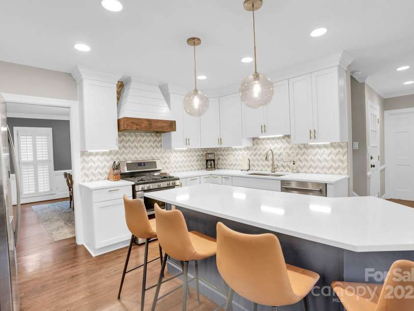9809 Hanover Hollow Drive, Charlotte, NC 28210.  MLS# CAR4248914, YatesRealty ID 7990. 