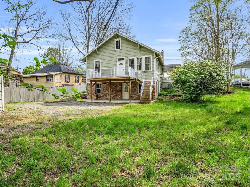 311 Buncombe Street, Hendersonville, NC 28739.  MLS# CAR4176141, YatesRealty ID 7991. Large downtown yard