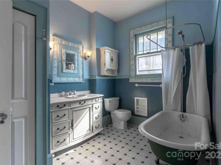 311 Buncombe Street, Hendersonville, NC 28739.  MLS# CAR4176141, YatesRealty ID 7991. Main level Bathroom