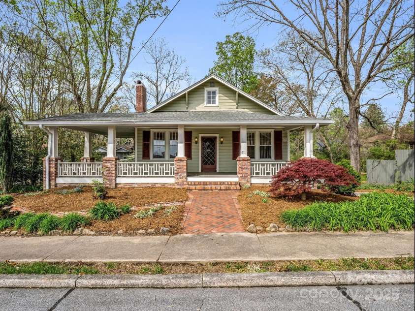311 Buncombe Street, Hendersonville, NC 28739.  MLS# CAR4176141, YatesRealty ID 7991. Step into 1920s charm in Downtown Hendersonville