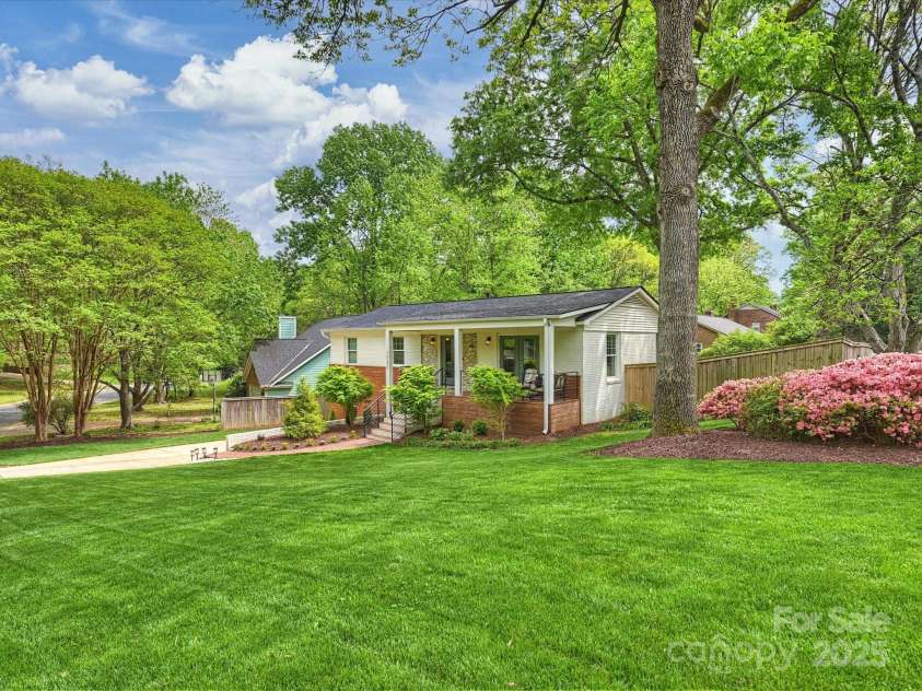 1733 Piccadilly Drive, Charlotte, NC 28211.  MLS# CAR4249185, YatesRealty ID 7992. 