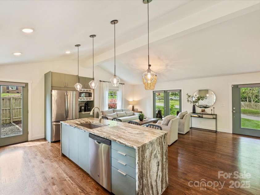 1733 Piccadilly Drive, Charlotte, NC 28211.  MLS# CAR4249185, YatesRealty ID 7992. 