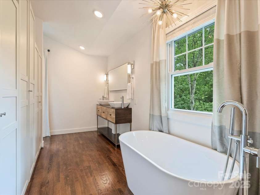 1733 Piccadilly Drive, Charlotte, NC 28211.  MLS# CAR4249185, YatesRealty ID 7992. 