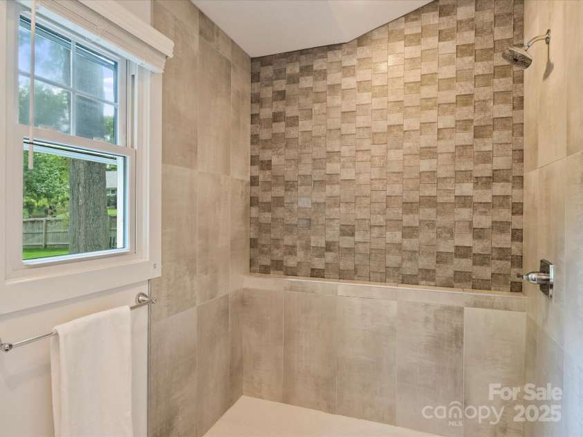 1733 Piccadilly Drive, Charlotte, NC 28211.  MLS# CAR4249185, YatesRealty ID 7992. 