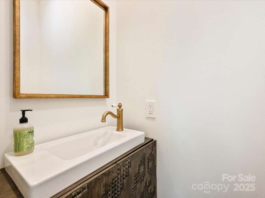 1733 Piccadilly Drive, Charlotte, NC 28211.  MLS# CAR4249185, YatesRealty ID 7992. 