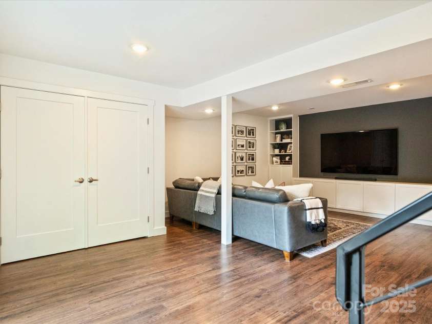 1733 Piccadilly Drive, Charlotte, NC 28211.  MLS# CAR4249185, YatesRealty ID 7992. 