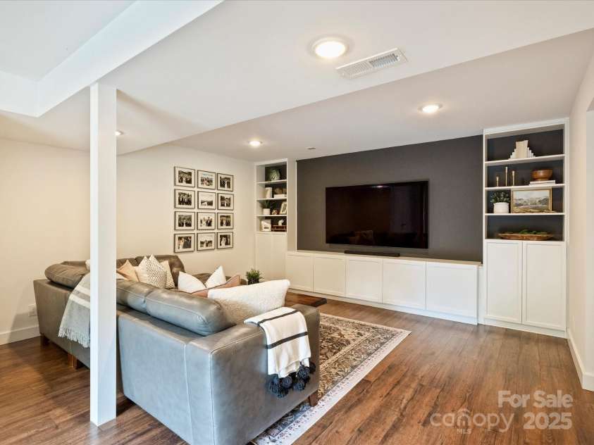 1733 Piccadilly Drive, Charlotte, NC 28211.  MLS# CAR4249185, YatesRealty ID 7992. 