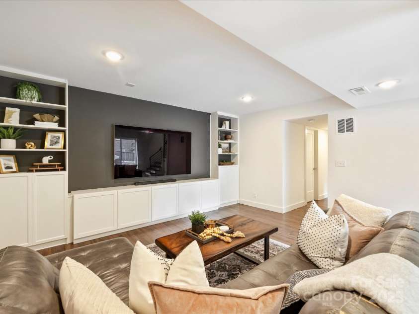 1733 Piccadilly Drive, Charlotte, NC 28211.  MLS# CAR4249185, YatesRealty ID 7992. 