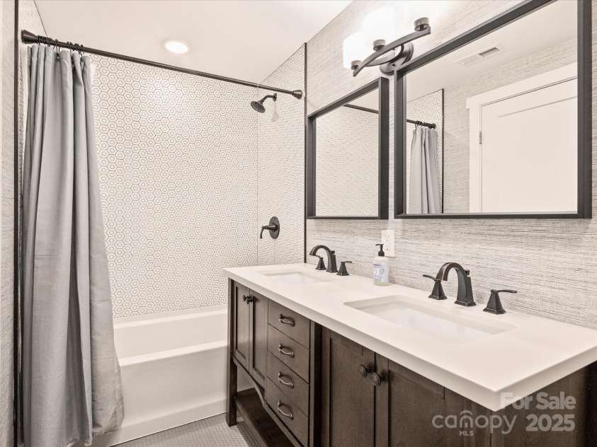 1733 Piccadilly Drive, Charlotte, NC 28211.  MLS# CAR4249185, YatesRealty ID 7992. 