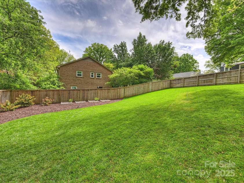 1733 Piccadilly Drive, Charlotte, NC 28211.  MLS# CAR4249185, YatesRealty ID 7992. 