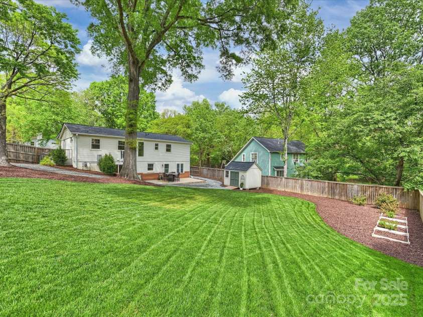 1733 Piccadilly Drive, Charlotte, NC 28211.  MLS# CAR4249185, YatesRealty ID 7992. 