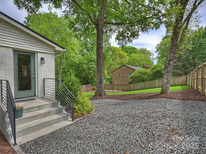 1733 Piccadilly Drive, Charlotte, NC 28211.  MLS# CAR4249185, YatesRealty ID 7992. 