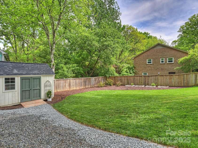 1733 Piccadilly Drive, Charlotte, NC 28211.  MLS# CAR4249185, YatesRealty ID 7992. 