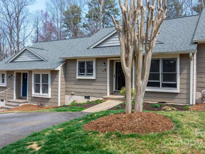 413 19th Avenue Court, Hickory, NC 28601.  MLS# CAR4234917, YatesRealty ID 7995. 
