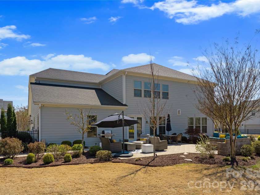 16703 Monocacy Boulevard, Huntersville, NC 28078.  MLS# CAR4356968, YatesRealty ID 7996. Extra Large Patio with Built In Bench and Fire Pit.