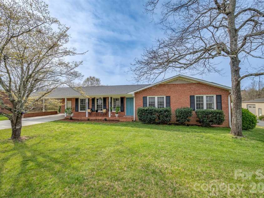 820 Brookwood Drive, Landrum, SC 29356.  MLS# CAR4359924, YatesRealty ID 7997. 