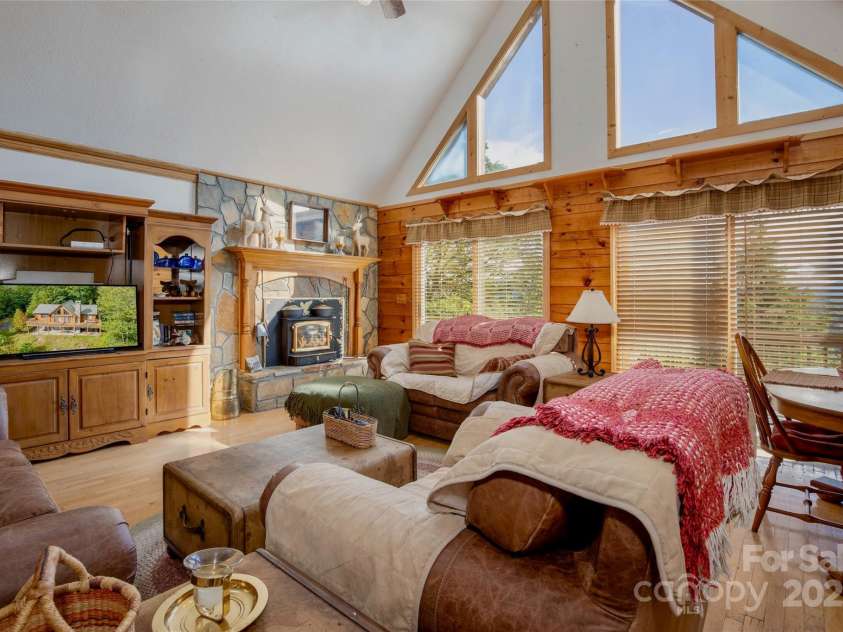 807 Pine Tree Road, Spruce Pine, NC 28777.  MLS# CAR4295412, YatesRealty ID 80. 