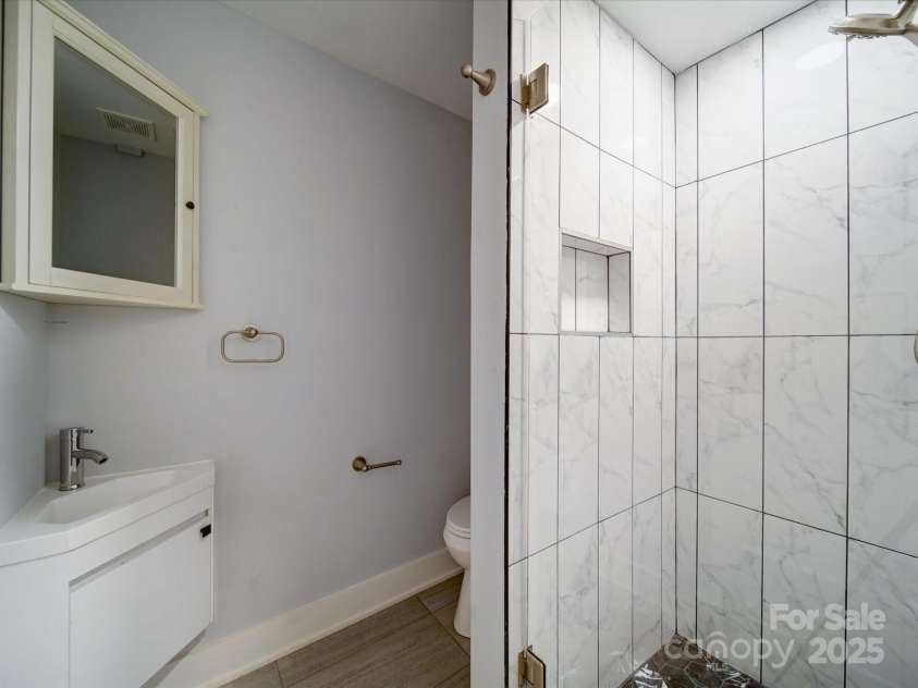 300 Leeper Avenue, Belmont, NC 28012.  MLS# CAR4250374, YatesRealty ID 8000. 2nd LQ Bathroom