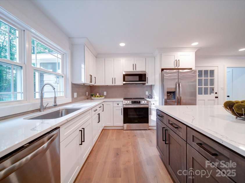 300 Leeper Avenue, Belmont, NC 28012.  MLS# CAR4250374, YatesRealty ID 8000. Kitchen