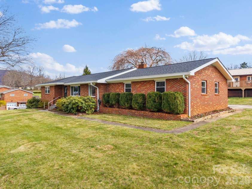 33 Monte Vista Terrace, Candler, NC 28715.  MLS# CAR4361226, YatesRealty ID 8000. 