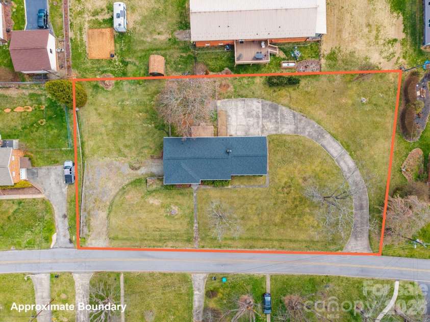 33 Monte Vista Terrace, Candler, NC 28715.  MLS# CAR4361226, YatesRealty ID 8000. 