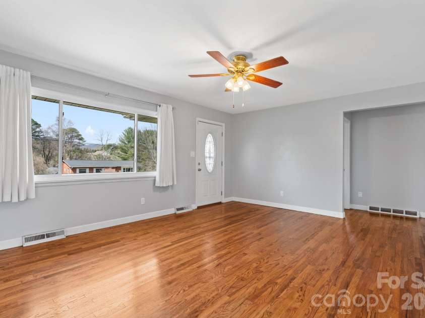 33 Monte Vista Terrace, Candler, NC 28715.  MLS# CAR4361226, YatesRealty ID 8000. 