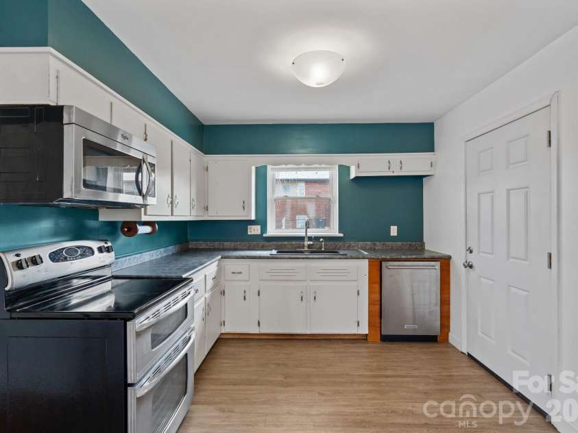33 Monte Vista Terrace, Candler, NC 28715.  MLS# CAR4361226, YatesRealty ID 8000. 
