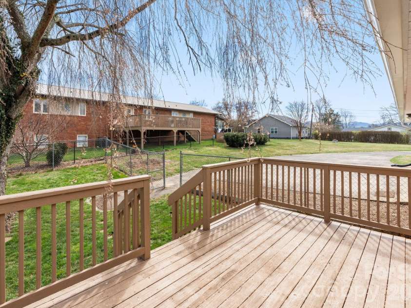 33 Monte Vista Terrace, Candler, NC 28715.  MLS# CAR4361226, YatesRealty ID 8000. 