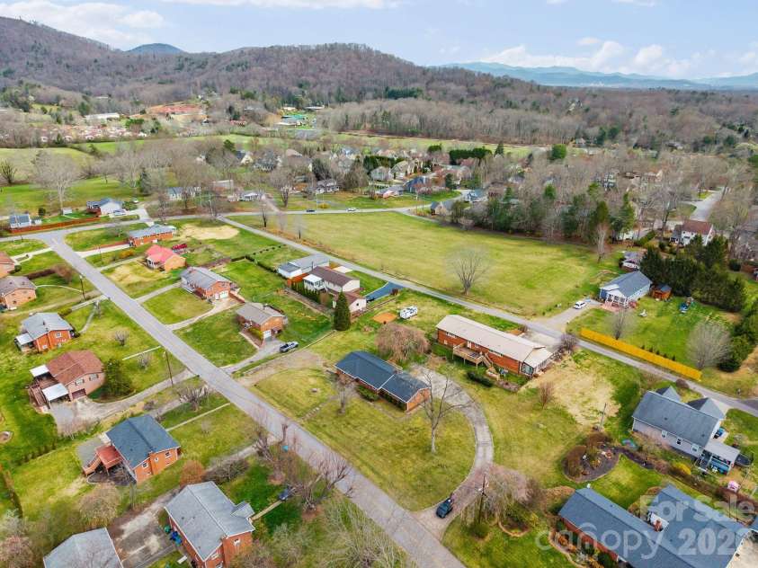 33 Monte Vista Terrace, Candler, NC 28715.  MLS# CAR4361226, YatesRealty ID 8000. 