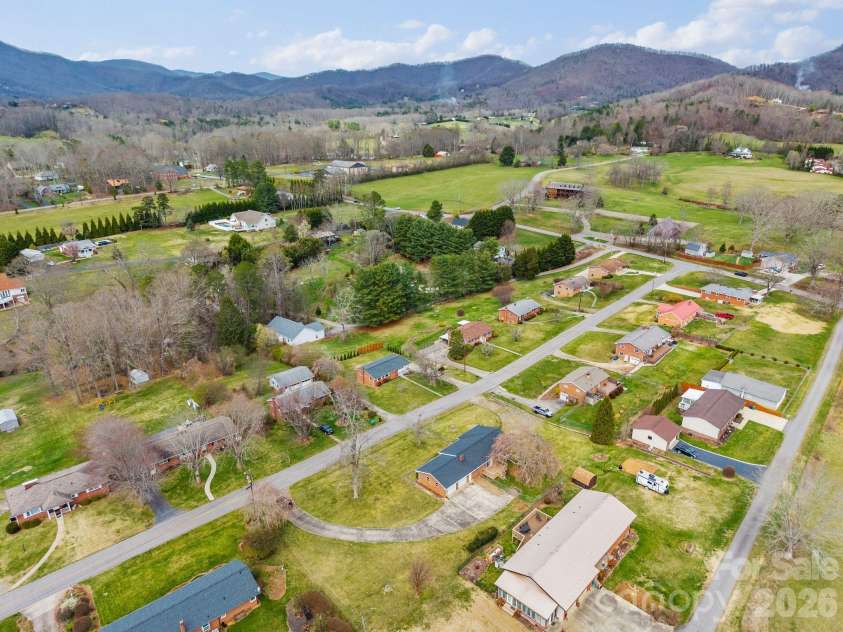 33 Monte Vista Terrace, Candler, NC 28715.  MLS# CAR4361226, YatesRealty ID 8000. 
