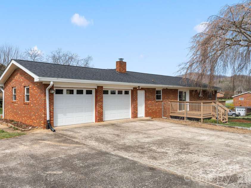 33 Monte Vista Terrace, Candler, NC 28715.  MLS# CAR4361226, YatesRealty ID 8000. 