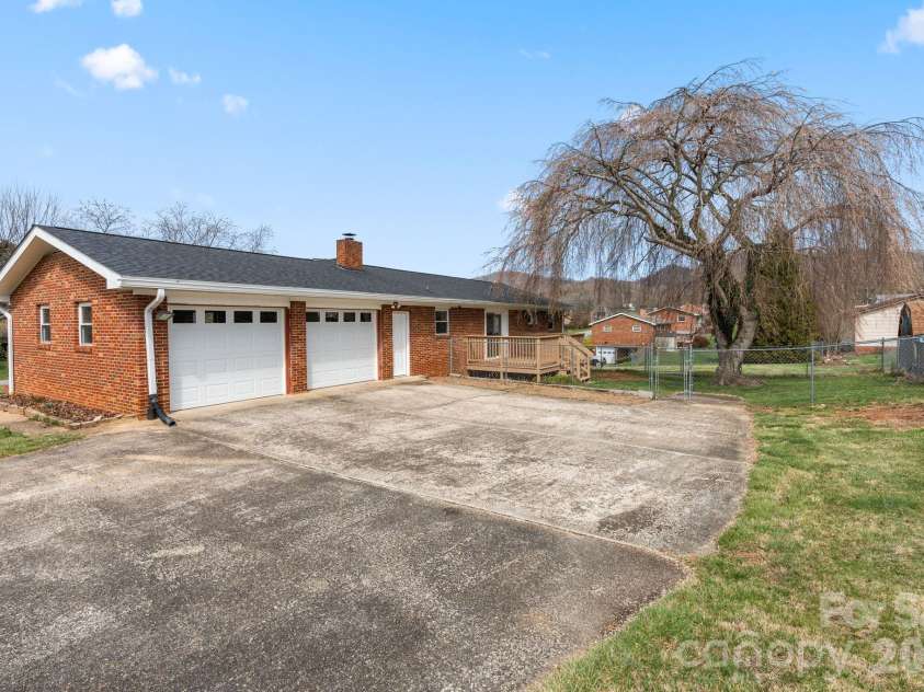 33 Monte Vista Terrace, Candler, NC 28715.  MLS# CAR4361226, YatesRealty ID 8000. 