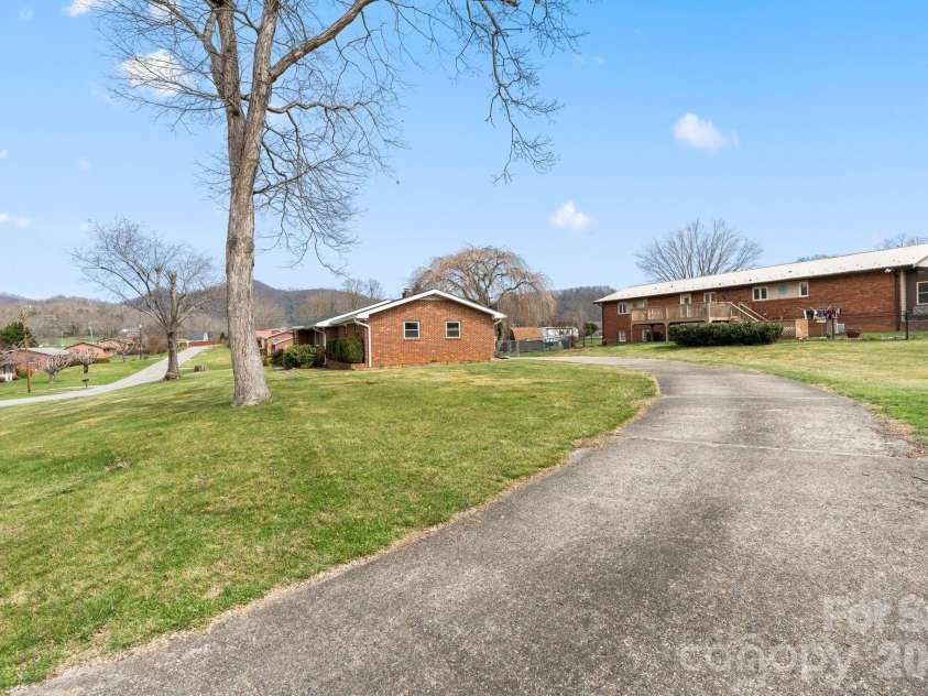 33 Monte Vista Terrace, Candler, NC 28715.  MLS# CAR4361226, YatesRealty ID 8000. Driveway