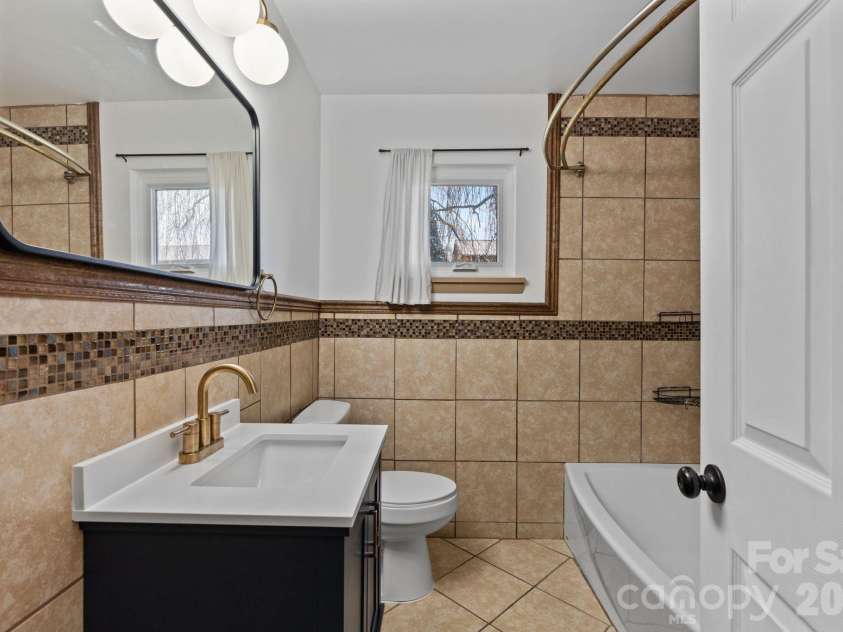 33 Monte Vista Terrace, Candler, NC 28715.  MLS# CAR4361226, YatesRealty ID 8000. Full Bathroom
