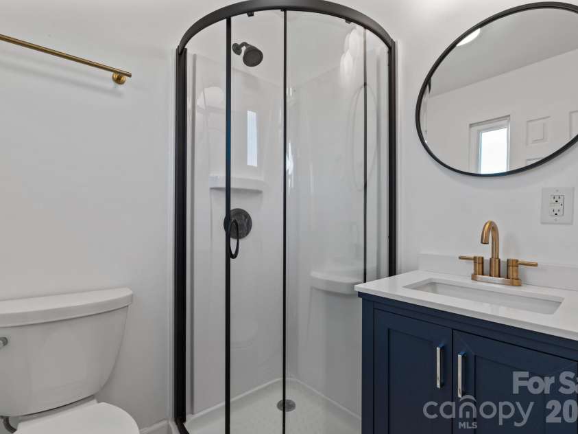 33 Monte Vista Terrace, Candler, NC 28715.  MLS# CAR4361226, YatesRealty ID 8000. Full Bathroom