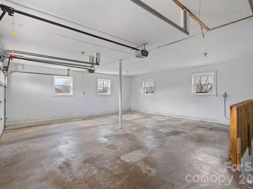 33 Monte Vista Terrace, Candler, NC 28715.  MLS# CAR4361226, YatesRealty ID 8000. Garage